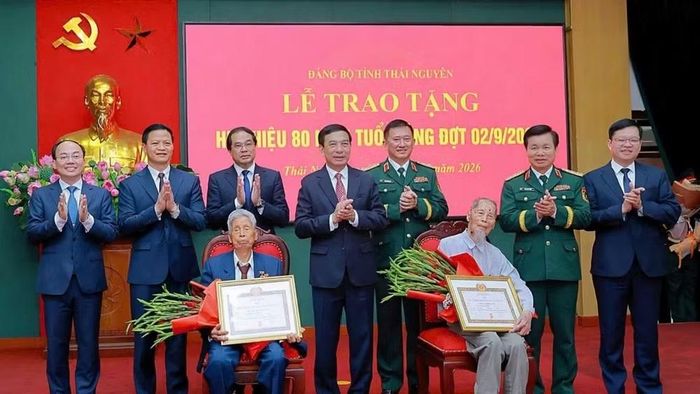 Đại tướng Phan Văn Giang trao Huy hiệu 80 năm tuổi Đảng cho các đảng viên lão thành tại buổi lễ tổ chức ở trụ sở Tỉnh ủy Thái Nguyên. (Ảnh: DUY ĐỨC)