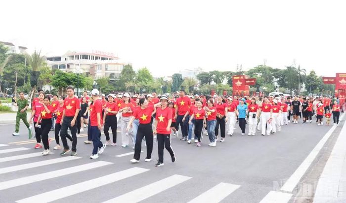 Các đại biểu và nhân dân tham dự chương trình được khuyến khích mang trang phục áo cờ đỏ sao vàng. (Ảnh: HIỂN CỪ)