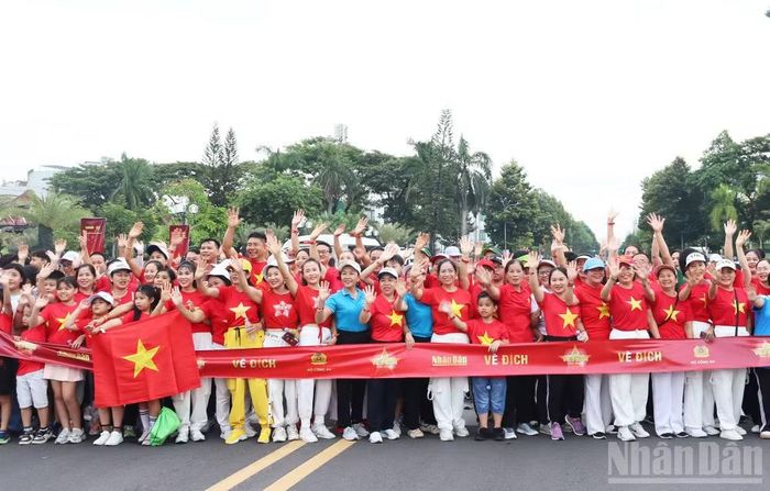 Người dân tham gia Chương trình đi bộ “Cùng Việt Nam tiến bước” năm 2025 trên địa bàn tỉnh Quảng Ngãi. (Ảnh: HIỂN CỪ)
