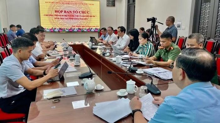 Ban tổ chức chương trình đi bộ “Cùng Việt Nam tiến bước” tỉnh Thái Nguyên họp rà soát các công việc chuẩn bị cuối cùng. (Ảnh THẾ BÌNH)