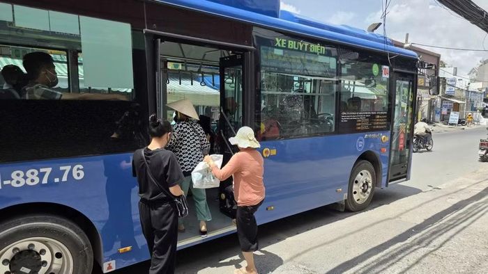 Tỷ lệ chuyển đổi xe buýt chạy xăng qua điện của thành phố hiện đạt hơn 60% phương tiện. (Ảnh: QUÝ HIỀN)