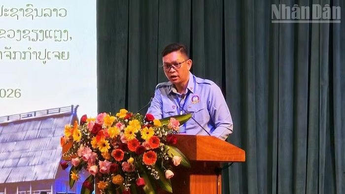 Đại diện đoàn đại biểu Hội liên hiệp Thanh niên các tỉnh của Vương quốc Campuchia phát biểu tại chương trình. (Ảnh: Phúc Thắng)