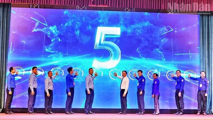 Các đại biểu thực hiện nghi thức khai mạc chương trình giao lưu. (Ảnh: Phúc Thắng)