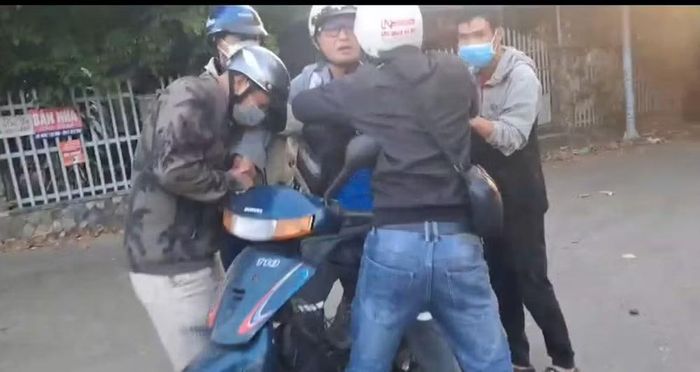 Trinh sát Biên phòng cửa khẩu cảng Bà Rịa-Vũng Tàu bắt một đối tượng tàng trữ ma túy trên địa bàn. (Ảnh: Bộ đội Biên phòng cung cấp)
