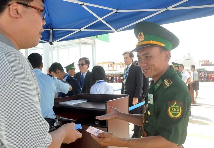 Biên phòng cửa khẩu cảng Bà Rịa-Vũng Tàu kiểm tra giấy tờ nhập cảnh cho du khách. (Ảnh: Đình Thìn)