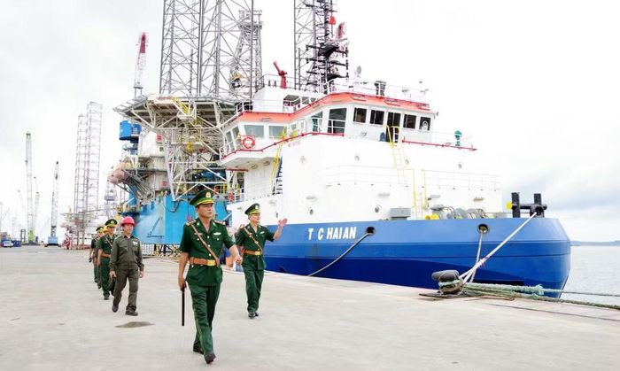 Biên phòng cửa khẩu cảng Bà Rịa-Vũng Tàu tuần tra trên cảng biển. (Ảnh: Lê Đình Thìn)