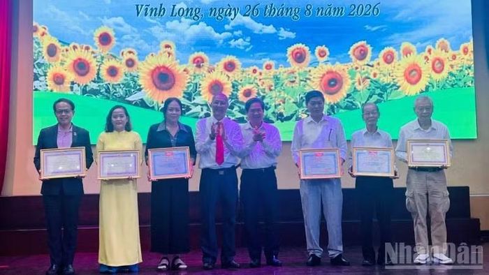 Hội Bảo trợ Bệnh nhân nghèo tỉnh Vĩnh Long trao bằng khen cho các đơn vị tài trợ. (Ảnh: HOÀNG TRUNG)