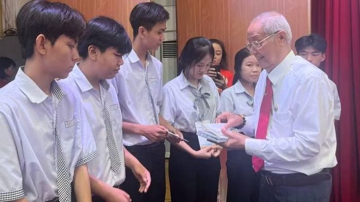 Lãnh đạo Hội Bảo trợ Bệnh nhân nghèo tỉnh Vĩnh Long trao học bổng cho học sinh vượt khó, học giỏi trên địa bàn. (Ảnh: HOÀNG TRUNG)