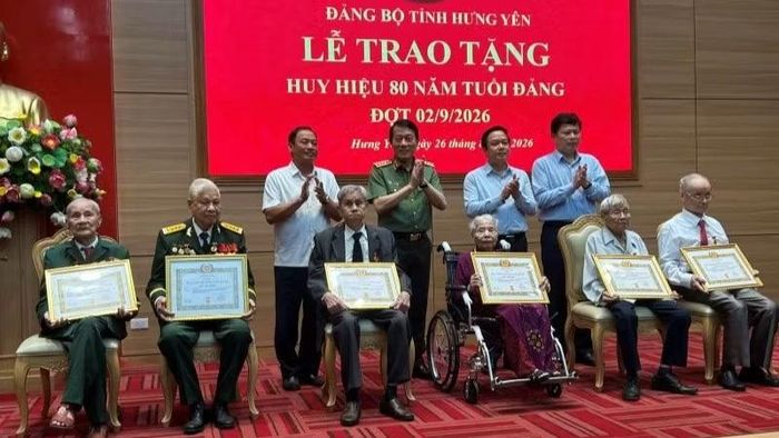 Đại tướng Lương Tam Quang, Ủy viên Bộ Chính trị, Bộ trưởng Công an, trao Huy hiệu 80 tuổi Đảng cho 6 đảng viên tại trụ sở Tỉnh ủy Hưng Yên.