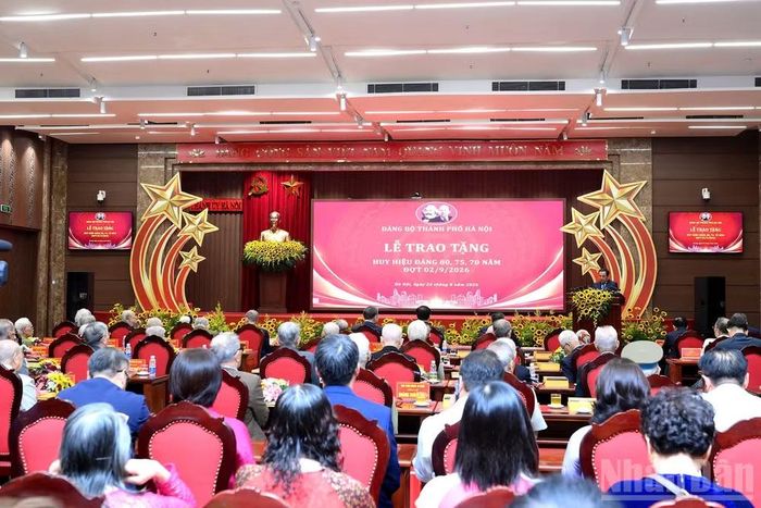 Lễ trao Huy hiệu Đảng 80 năm, 75 năm và 70 năm tặng các đồng chí đảng viên lão thành. (Ảnh: ĐĂNG KHOA)