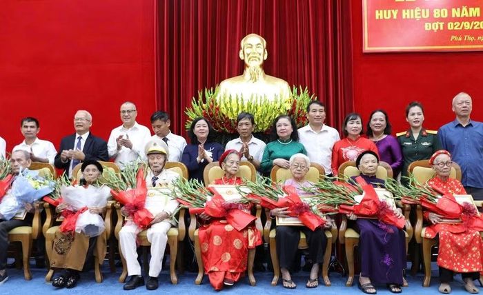 Đồng chí Bùi Thị Minh Hoài và lãnh đạo tỉnh Phú Thọ trao Huy hiệu 80 năm tuổi Đảng cho các đảng viên lão thành. (Ảnh: Ngọc Long)