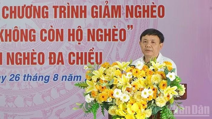 Đồng chí Phan Văn Thắng, Phó Bí thư Thường trực Tỉnh ủy, Chủ tịch Ủy ban Mặt trận Tổ quốc Việt Nam tỉnh Đồng Tháp phát biểu tại hội nghị. (Ảnh: HỮU NGHĨA)