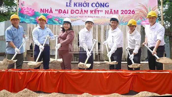 Đại biểu dự lễ khởi công xây dựng 2 căn nhà Đại đoàn kết trên địa bàn xã Tân Long. (Ảnh: HỮU NGHĨA)