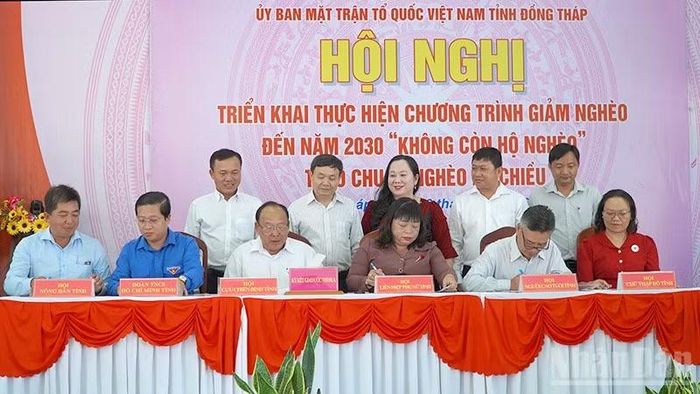 Ký kết giao ước thi đua của các tổ chức hội, đoàn thể tỉnh. (Ảnh: HỮU NGHĨA)