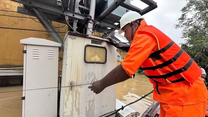 Nhân viên PC Đà Nẵng kiểm tra lưới điện khu vực bị ngập lụt tại Hội An năm 2025. (Ảnh: PC Đà Nẵng)