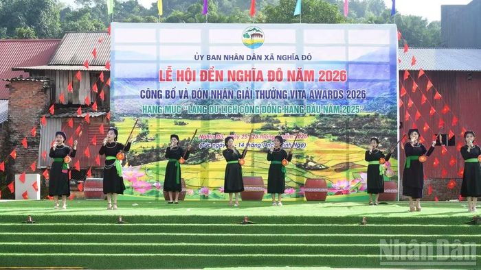 Các tiết mục văn hóa văn nghệ đặc sắc thu hút đông đảo người dân và du khách. (Ảnh: CÔNG HẢI)