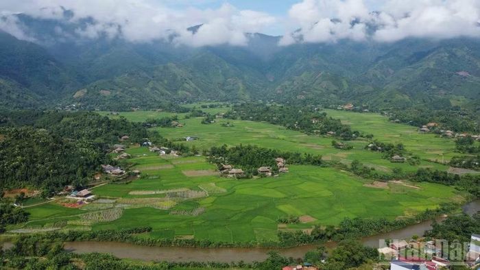 Làng du lịch cộng đồng Nghĩa Đô với cảnh quan thiên nhiên tươi đẹp, cùng những nếp nhà sàn đặc trưng của đồng bào dân tộc Tày. (Ảnh: CÔNG HẢI)