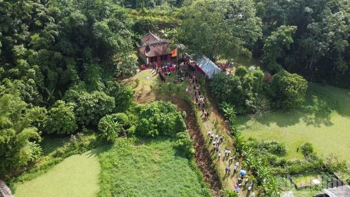 Người dân và du khách tham gia rước kiệu và dâng hương tưởng nhớ các vị tướng quân, cầu mong bản làng mưa thuận, gió hòa, mùa màng tươi tốt. (Ảnh: CÔNG HẢI)
