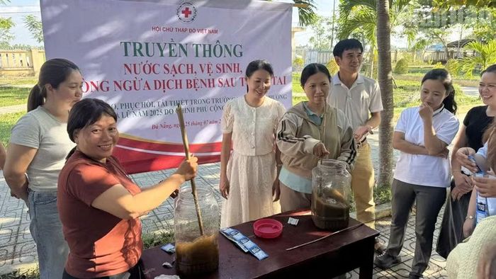 Cán bộ, giáo viên được truyền thông nước sạch vệ sinh và phòng ngừa dịch bệnh sau thiên tai. (Ảnh: THANH TÂM).