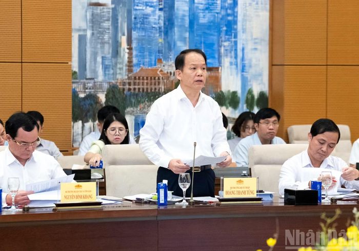 Bộ trưởng Tư pháp Hoàng Thanh Tùng trình bày báo cáo kết quả rà soát. (Ảnh: DUY LINH)