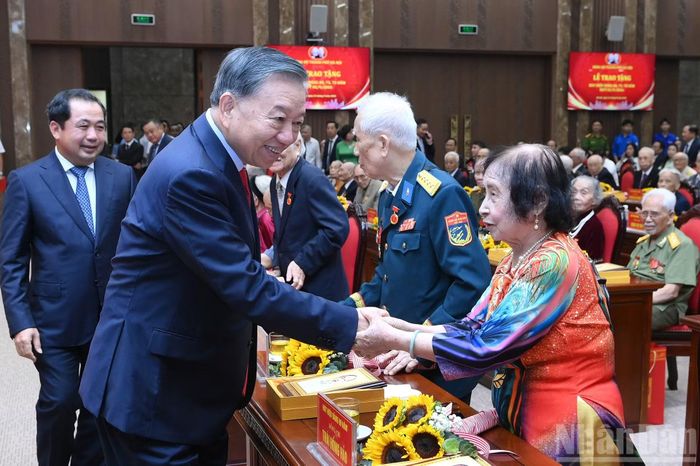 Tổng Bí thư, Chủ tịch nước Tô Lâm với các đảng viên lão thành dự Lễ trao Huy hiệu Đảng.