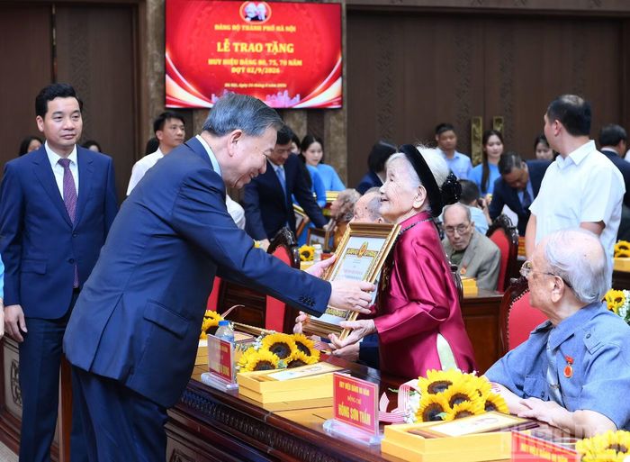 Tổng Bí thư, Chủ tịch nước Tô Lâm trao Huy hiệu 80 năm tuổi Đảng tặng đảng viên lão thành Hoàng Thị Dung, Đảng bộ Thành phố Hà Nội.