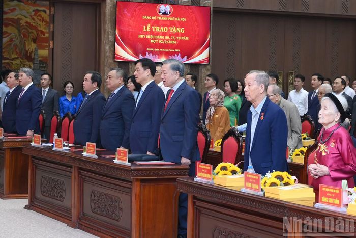 Tổng Bí thư, Chủ tịch nước Tô Lâm và các đại biểu thực hiện nghi lễ chào cờ.