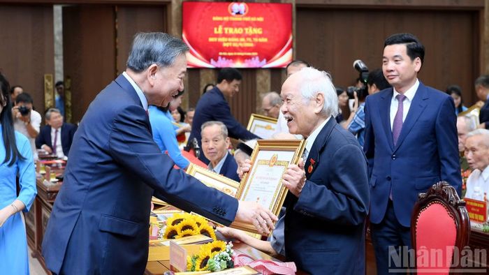 Tổng Bí thư, Chủ tịch nước Tô Lâm trao Huy hiệu 80 năm tuổi đảng tặng các đảng viên lão thành thuộc Đảng bộ Thành phố Hà Nội. (Ảnh: ĐĂNG KHOA)