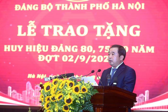 Bí thư Thành ủy Hà Nội Trần Đức Thắng phát biểu tại Lễ trao Huy hiệu Đảng.