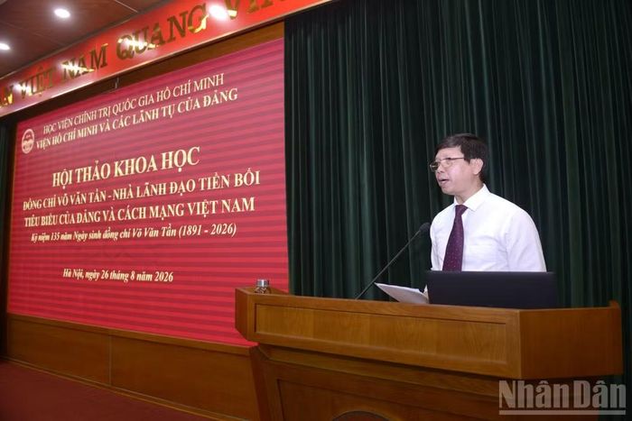 Phó Giáo sư, Tiến sĩ Lý Việt Quang báo cáo đề dẫn tại hội thảo. (Ảnh: HẢI ĐĂNG)