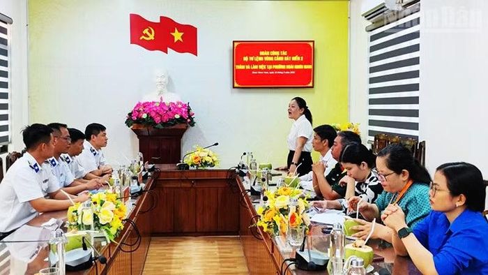 Đoàn công tác Vùng Cảnh sát biển 2 làm việc với cấp ủy, chính quyền phường Hoài Nhơn Nam. (Ảnh: NAM TRUNG)