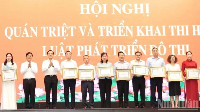 Các tập thể có thành tích đóng góp trực tiếp, tích cực vào quá trình xây dựng dự án Luật Phát triển đô thị được trao tặng Bằng khen của Chủ tịch Ủy ban nhân dân Thành phố Hồ Chí Minh.