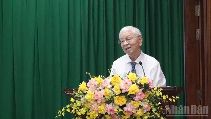 Đồng chí Phạm Chánh Trực, nguyên Phó Bí thư Thường trực Thành ủy, nguyên Chủ tịch Hội đồng nhân dân Thành phố Hồ Chí Minh phát biểu tại hội thảo.
