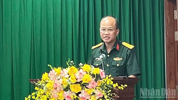 Đại tá, Tiến sĩ Lê Thanh Bài, Phó Viện trưởng Viện Chiến lược và Lịch sử quốc phòng Việt Nam trình bày tham luận tại hội thảo.