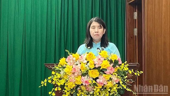 Phó Bí thư Thường trực Đảng ủy xã Bà Điểm Nguyễn Thị Kim Phúc trình bày tham luận tại hội thảo.