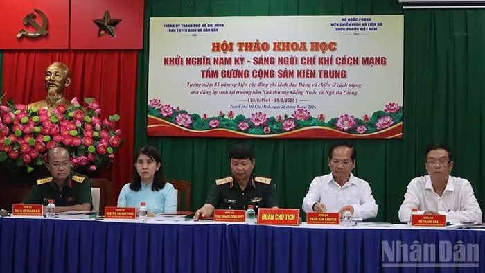 Các đại biểu chủ trì hội thảo.