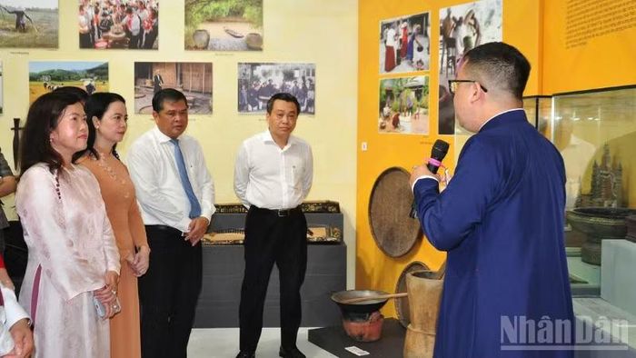 Đại biểu tham quan trưng bày. (Ảnh: VĂN ÚT)