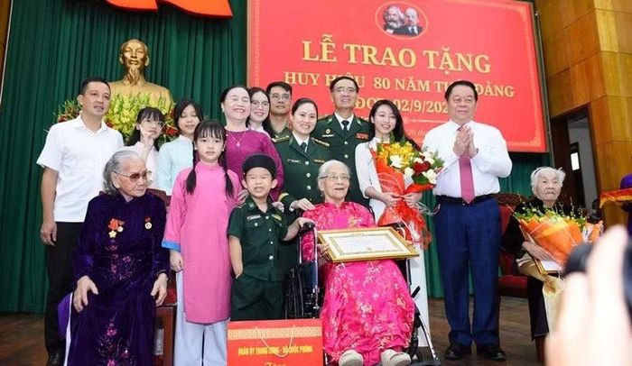 Đại tướng Nguyễn Trọng Nghĩa cùng Đoàn công tác chụp ảnh lưu đối với các đảng viên lão thành tại Lễ trao Huy hiệu 80 năm tuổi Đảng. (Ảnh: ĐỨC QUANG)