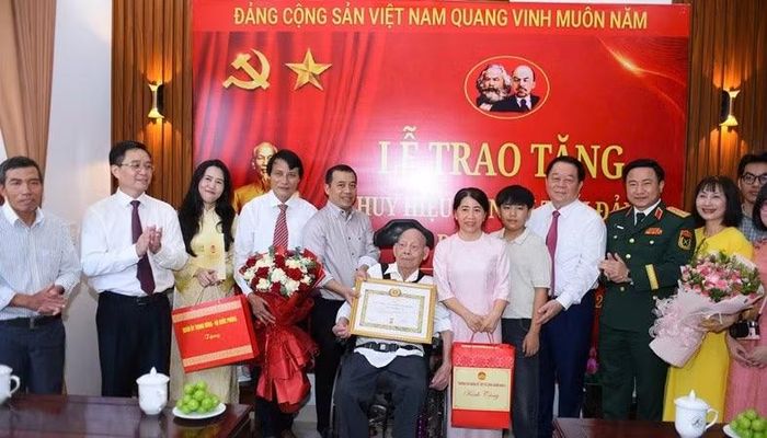 Đại tướng Nguyễn Trọng Nghĩa và lãnh đạo Thành ủy Huế tặng quà đến các đảng viên lão thành. (Ảnh: ĐỨC QUANG)