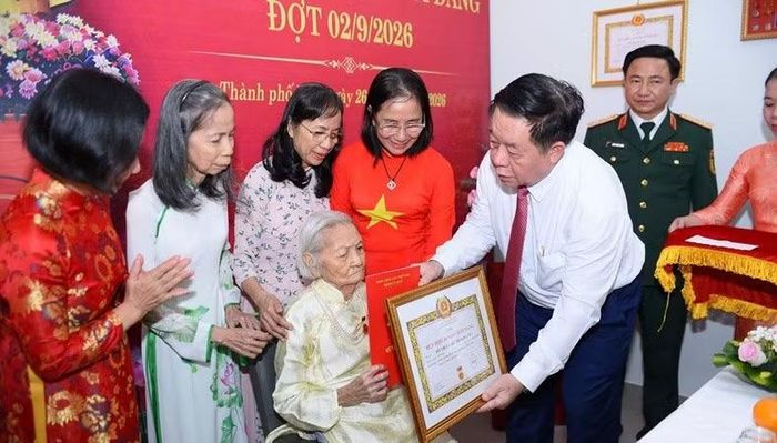 Đại tướng Nguyễn Trọng Nghĩa cùng Đoàn công tác đã đến tận nhà, trao Huy hiệu 80 năm tuổi Đảng đối với các đảng viên không đủ sức khỏe. (Ảnh: ĐỨC QUANG)