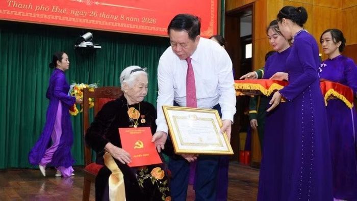 Đại tướng Nguyễn Trọng Nghĩa trao Huy hiệu 80 năm tuổi Đảng tặng các đảng viên lão thành. (Ảnh: ĐỨC QUANG)