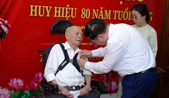 Đoàn đã đến tận nhà, trao Huy hiệu 80 năm tuổi Đảng đối với các đảng viên không đủ điều kiện sức khỏe. (Ảnh: ĐỨC QUANG)