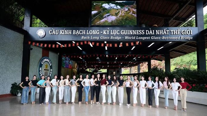 Các thí sinh đã có trải nghiệm catwalk trên cầu kính Bạch Long. (Ảnh: TỐNG QUỐC BẰNG)