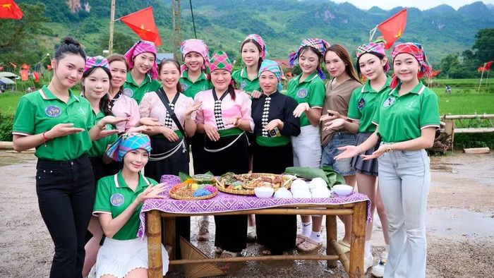 Các thí sinh tìm hiểu về ẩm thực địa phương. (Ảnh: TỐNG QUỐC BẰNG)