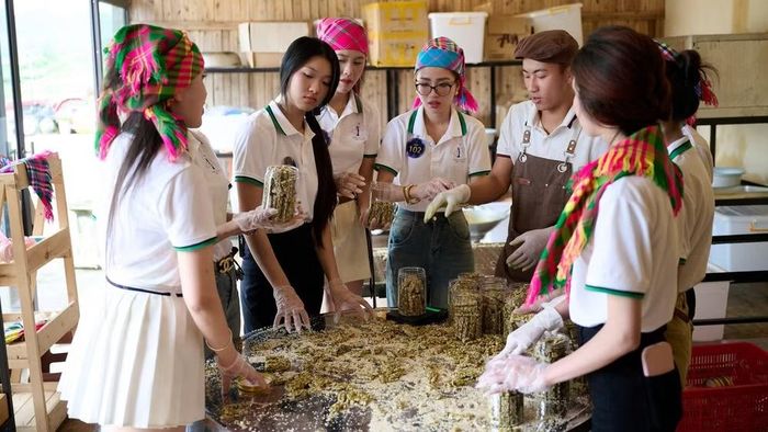 Thí sinh tìm hiểu các công đoạn làm kẹo lạc. (Ảnh: TỐNG QUỐC BẰNG)