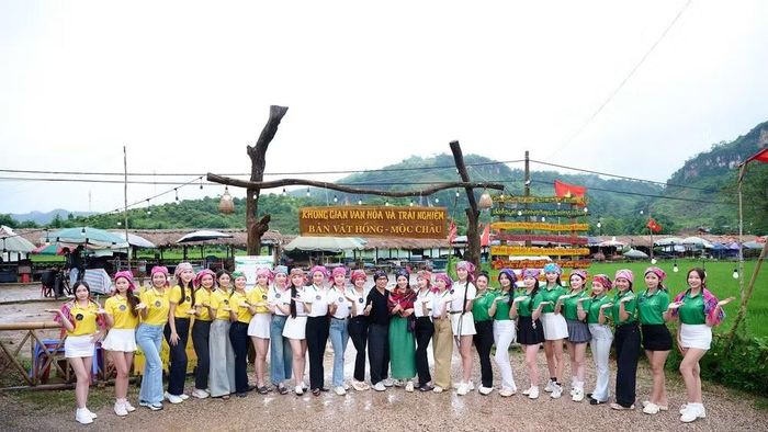 Vòng truyền hình thực tế mang đến cơ hội để các thí sinh khám phá cảnh sắc, văn hóa và kể những câu chuyện về Mộc Châu trên môi trường số. (Ảnh: TỐNG QUỐC BẰNG)