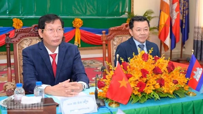Phó Chủ tịch Ủy ban nhân dân tỉnh An Giang Lê Văn Phước (bên trái) phát biểu tại buổi lễ. (Ảnh: PHƯƠNG VŨ)