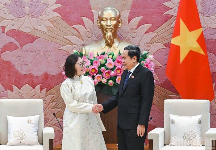 Chủ tịch Quốc hội Trần Thanh Mẫn và Đại sứ Mông Cổ Hulan Ganbaatar. (Ảnh: DUY LINH)