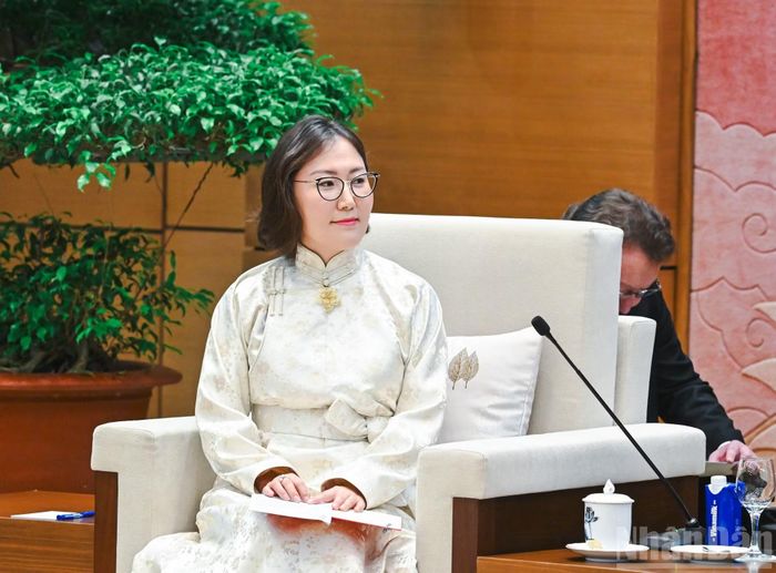 Đại sứ Mông Cổ Hulan Ganbaatar phát biểu tại cuộc tiếp. (Ảnh: DUY LINH)