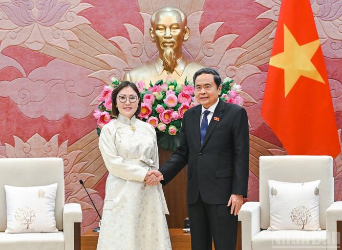 Chủ tịch Quốc hội Trần Thanh Mẫn và Đại sứ Mông Cổ Hulan Ganbaatar. (Ảnh: DUY LINH)